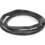 אטם גומי שחור מעוגל עם שני מהדקים מתכתיים על רקע לבן