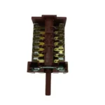 מתג חשמלי עם ידית הפעלה ומגעים מתכתיים לניתוב וכיבוי מעגלים חשמליים